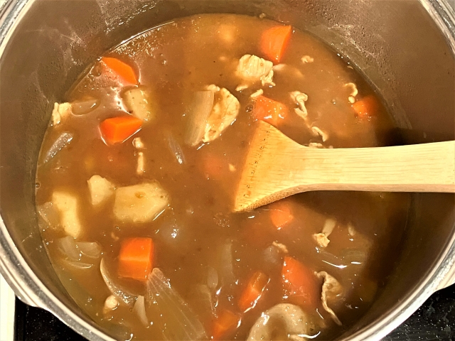 鍋で煮込むカレー